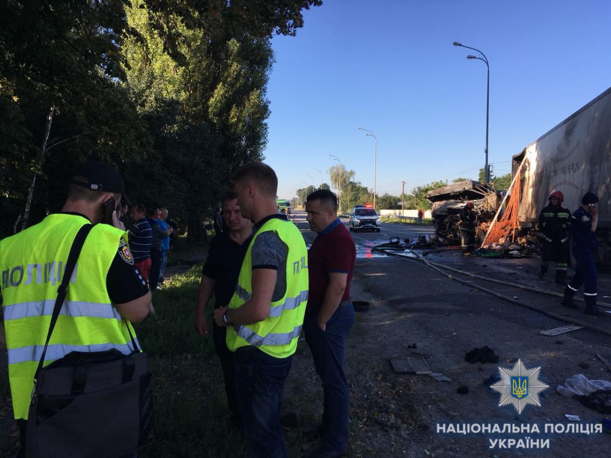 Поліцейські організували об’їзд для легкових автомобілів, водії вантажних – чекають / фото rv.npu.gov.ua Поліцейські організували об’їзд для легкових автомобілів, водії вантажних – чекають / фото rv.npu.gov.ua