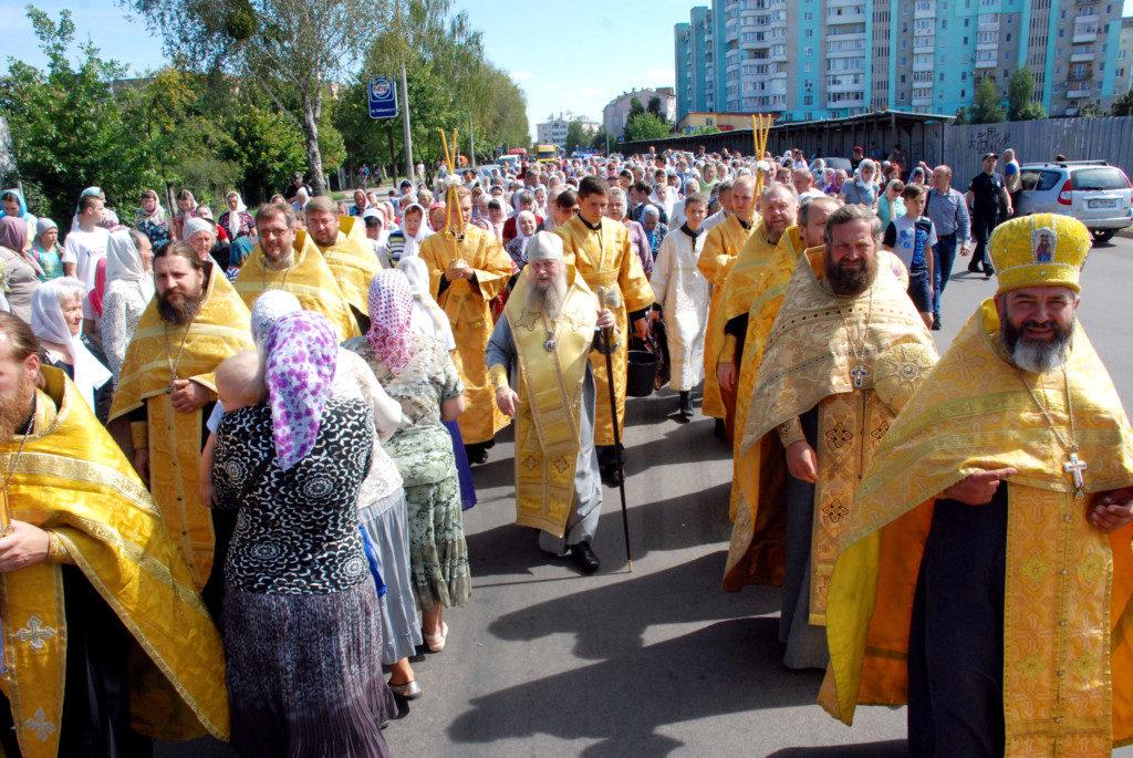 В Луцке сотни православных прошли крестным ходом с молитвой о погибших в войнах / volyn.church.иа