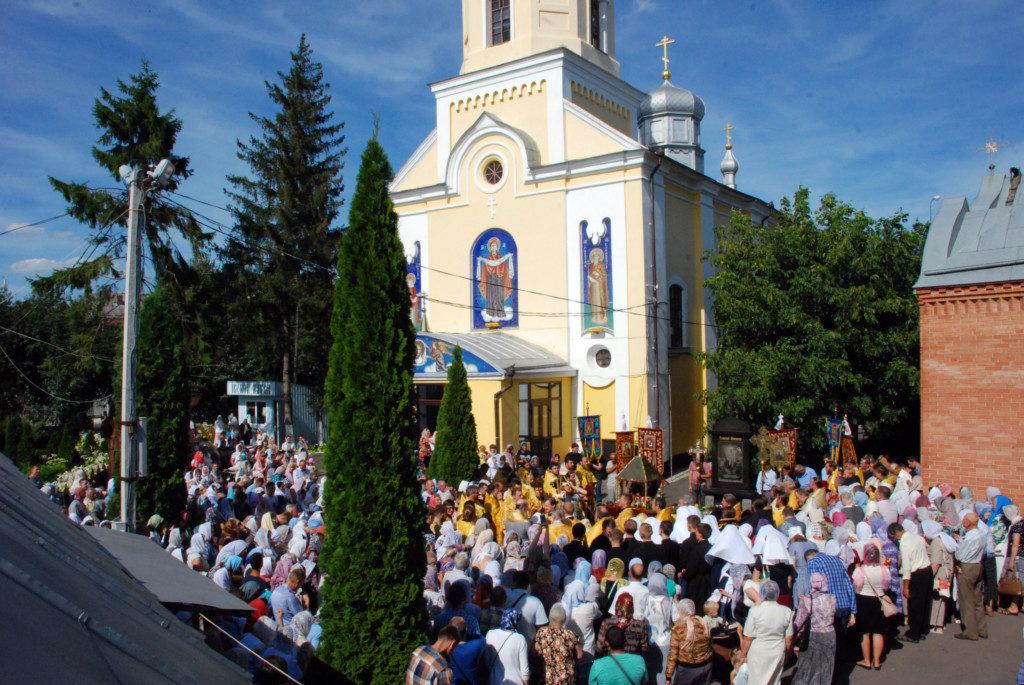  У Луцьку сотні православних пройшли хресним ходом з молитвою про загиблих у війнах / volyn.church.uа