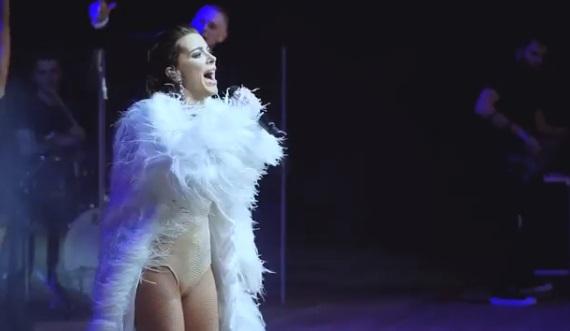 Ані Лорак виступає з шоу DIVA / Скріншот