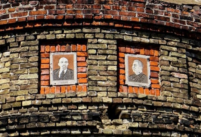 В Новогороде-Северском туристов до сих пор "встречают" Сталин и Ленин / фото memory.gov.ua В Новогороде-Северском туристов до сих пор "встречают" Сталин и Ленин / фото memory.gov.ua