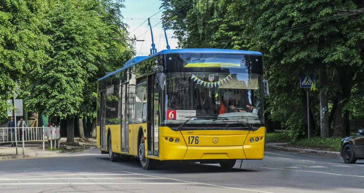 В Івано-Франківську обстріляли тролейбус / Facebook - КП "Електроавтотранс" ІФ В Івано-Франківську обстріляли тролейбус / Facebook - КП "Електроавтотранс" ІФ