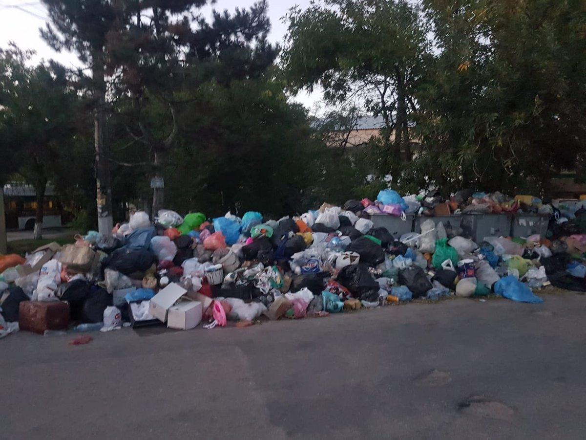 Вулиці Сімферополя завалені сміттям / фото RoksolanaToday&Крым Вулиці Сімферополя завалені сміттям / фото RoksolanaToday&Крым