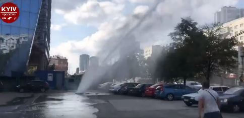 У мережі з'явилося відео потужного гейзера в Києві / фото facebook.com/KyivOperativ