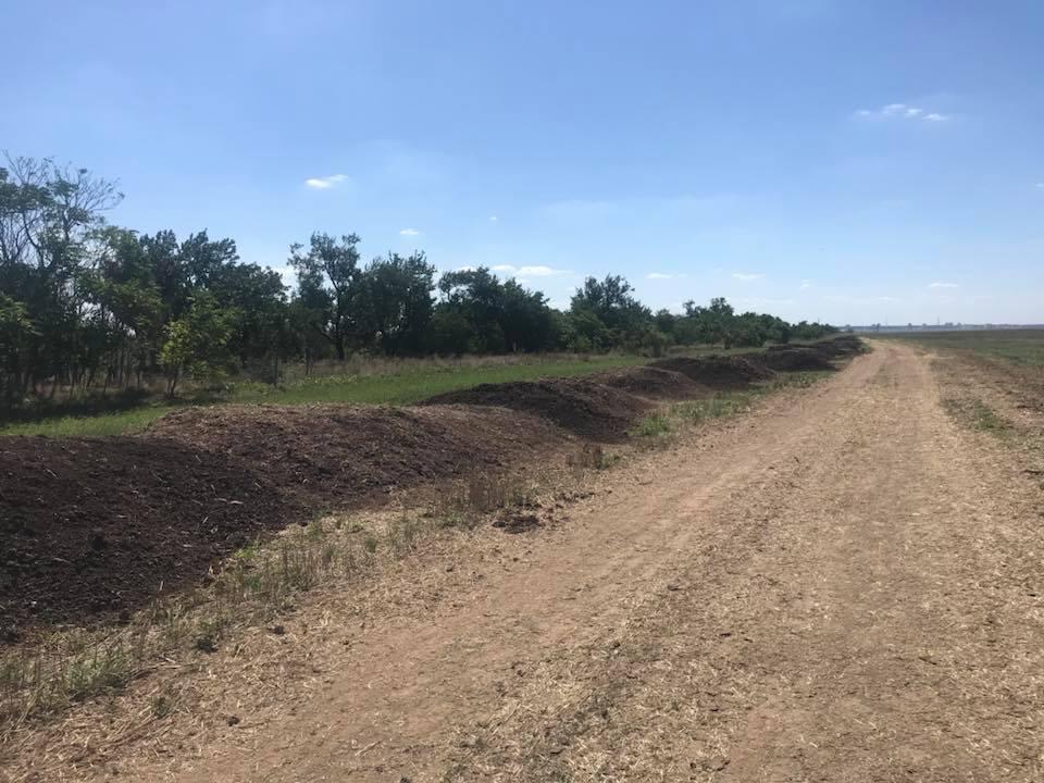 Необроблений курячий послід просто вивантажували на землю / Фото facebook.com/astrakherson