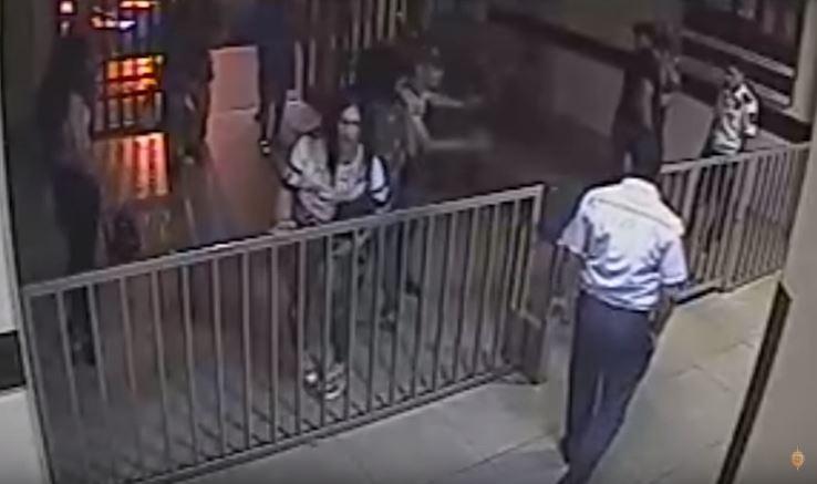 В Ереване геи штурмовали отделение полиции / Скриншот - Youtube, POLICE RA Vostikanutyun