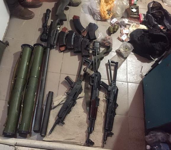 Сотрудники СБУ нашли еще один арсенал в помещении бывшего бойца добробата "Киев-2" / Facebook Служба безопасности Украины