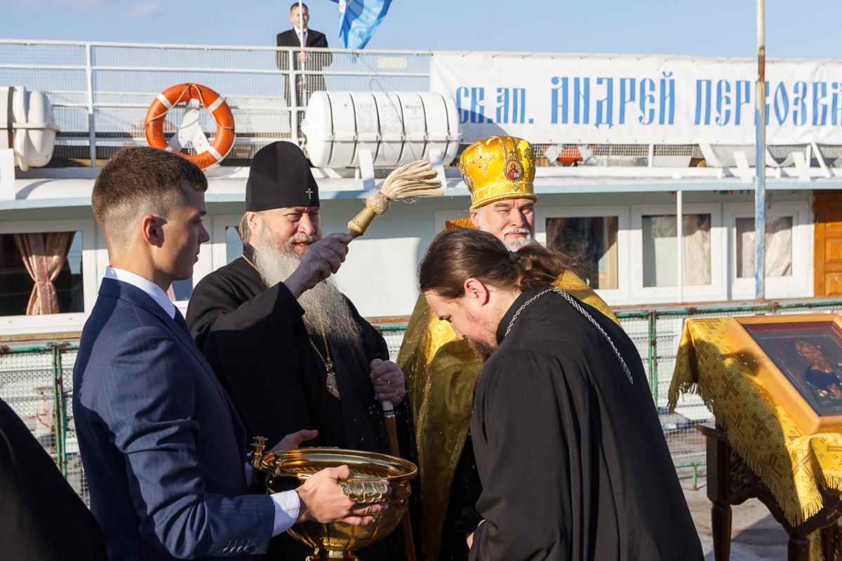 Команду корабля-церкви складають священнослужителі, лікарі, соцпрацівники / nskmi.ru