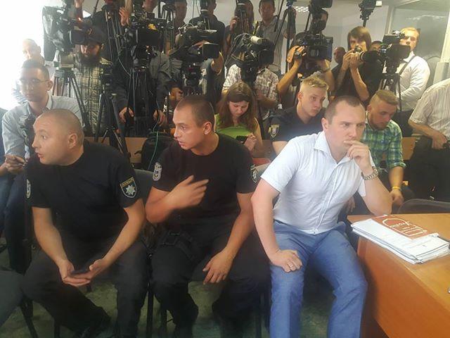 Адвокату Рябовол довелося сісти на лавку поряд з приставами / Цензор.НЕТ Адвокату Рябовол довелося сісти на лавку поряд з приставами / Цензор.НЕТ