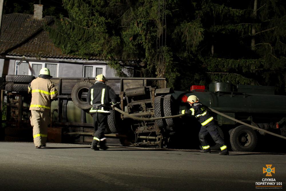 На Тернопільщині перекинулася автоцистерна з дизпаливом (фото)