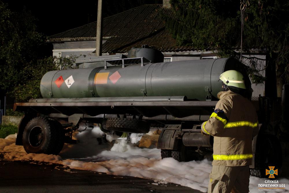 На Тернопільщині перекинулася автоцистерна з дизпаливом (фото)
