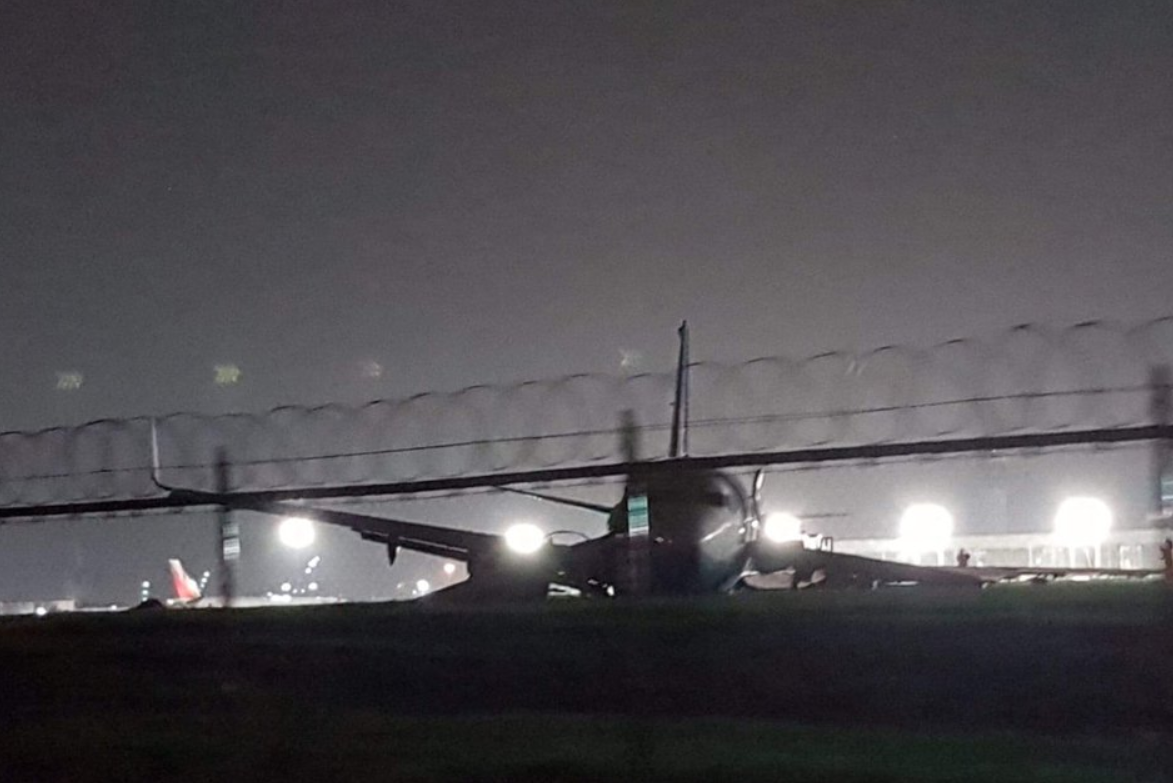 Китайский самолет потерял двигатель при посадке на Филиппинах / фото twitter.com/JacdecNew