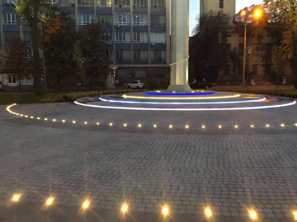 Підсвічування розташоване навколо флагштока і по всій території міні-парка Підсвічування розташоване навколо флагштока і по всій території міні-парка
