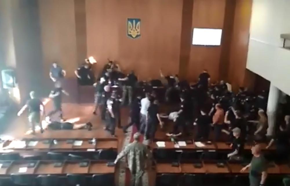 Одному із найзухваліших молодиків, який наносив удари поліцейським у життєво важливі органи металевим свердлом, після сутичок вдалось втекти / Кадр із відео Ігор Степанченко у Facebook Одному із найзухваліших молодиків, який наносив удари поліцейським у життєво важливі органи металевим свердлом, після сутичок вдалось втекти / Кадр із відео Ігор Степанченко у Facebook