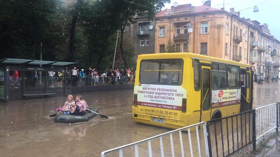 Львівські вулиці перетворилися на ріки / Фото facebook.com/igor.zinkevych Львівські вулиці перетворилися на ріки / Фото facebook.com/igor.zinkevych
