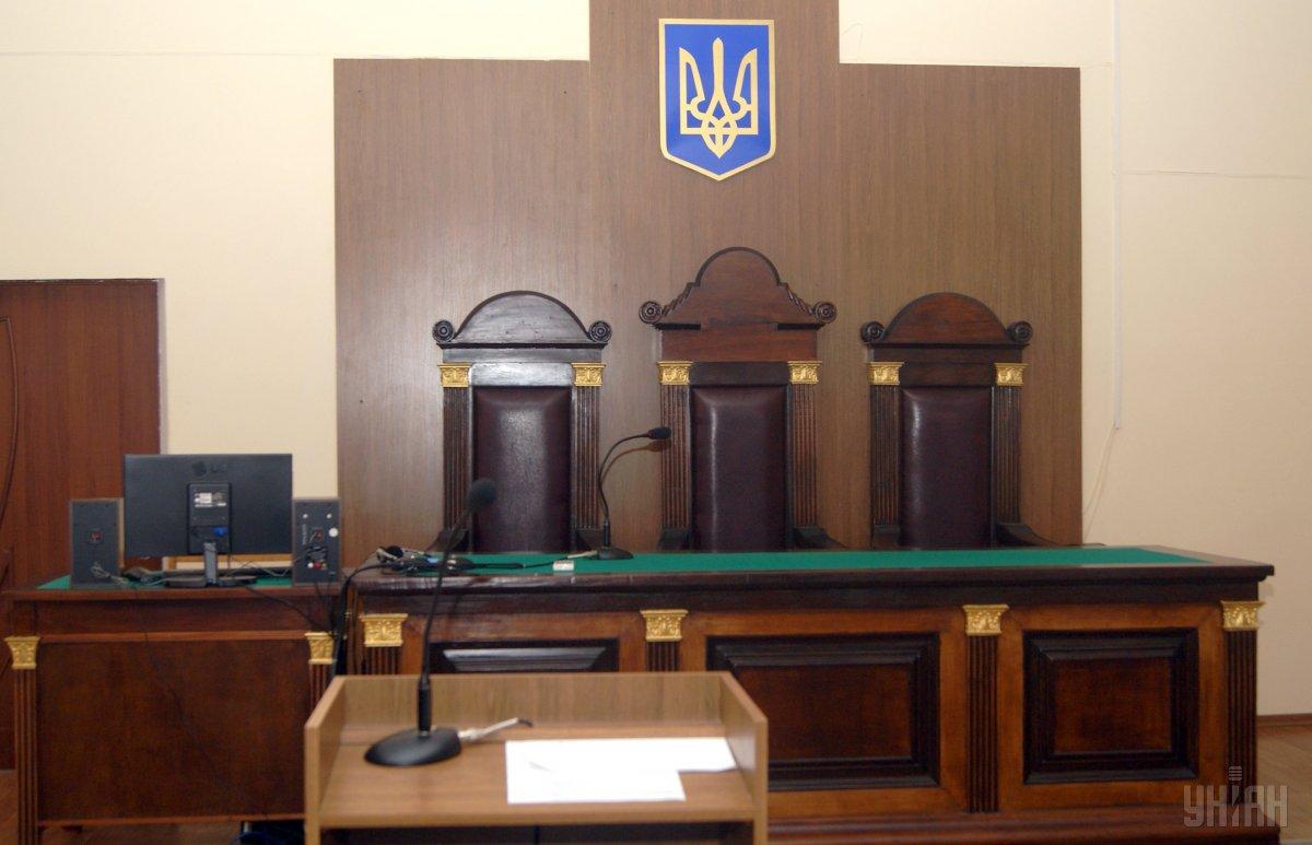В зале суда группа мужчин, пришедшая поддержать подозреваемого, перебивала судью / фото УНИАН