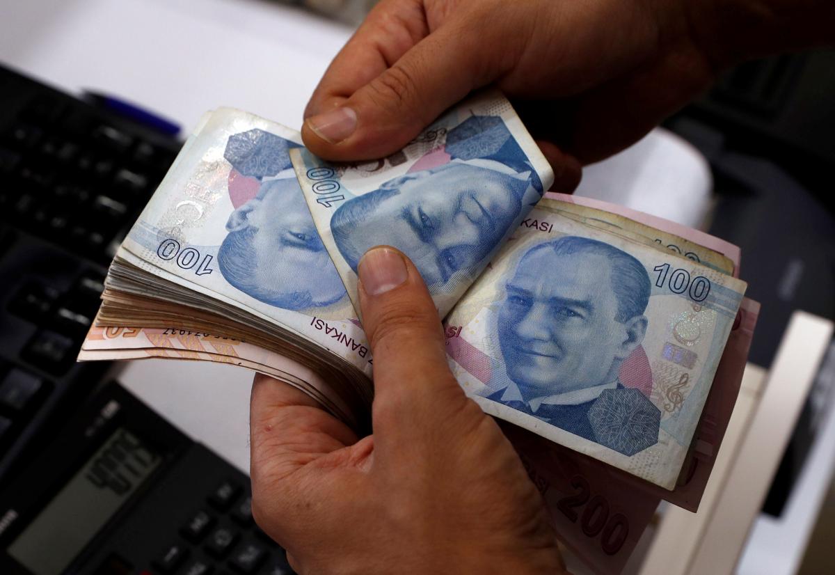 Over the past year, the Turkish lira has fallen in price by 44% / Illustration REUTERS