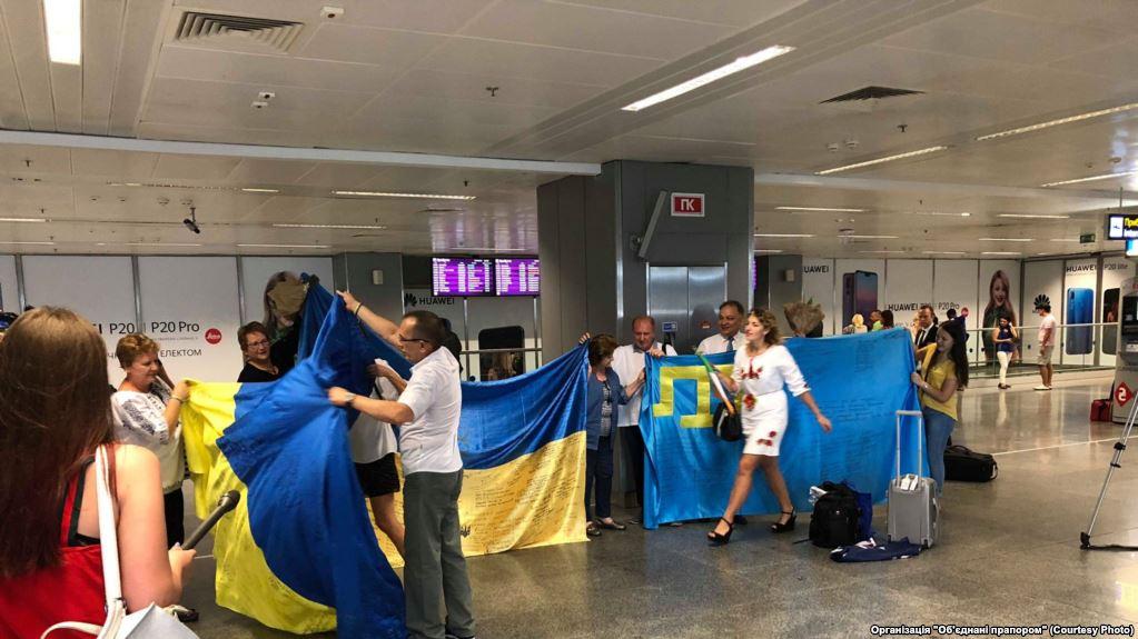 Національні прапори, підписані українцями світу, привезли в «Бориспіль» / фото Об'єднані прапором Національні прапори, підписані українцями світу, привезли в «Бориспіль» / фото Об'єднані прапором