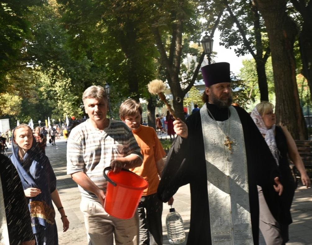 Священики з вірянами пройшлися від пам’ятника Дюку де Рішельє до Одеської мерії / odessamedia.net Священики з вірянами пройшлися від пам’ятника Дюку де Рішельє до Одеської мерії / odessamedia.net