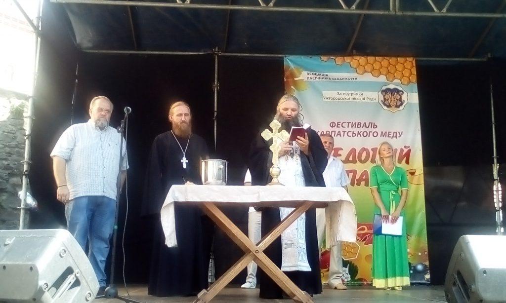 После совершенной молитвы на освящение меда, клирики епархии освятили медовую и другую продукцию, представленную на ярмарке.