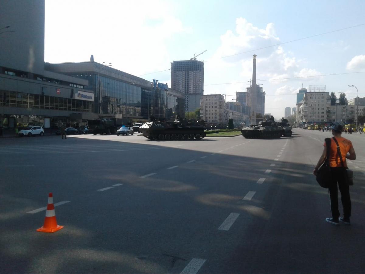 Колона нараховує близько 100 одиниць військової техніки / фото УНІАН Колона нараховує близько 100 одиниць військової техніки / фото УНІАН