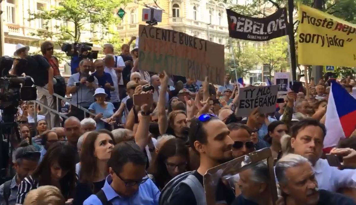 Чехи протестуют против премьера Бабиша на акции по случаю годовщины советского вторжения / Скриншот - Twitter, Radek Bartoníček Чехи протестуют против премьера Бабиша на акции по случаю годовщины советского вторжения / Скриншот - Twitter, Radek Bartoníček