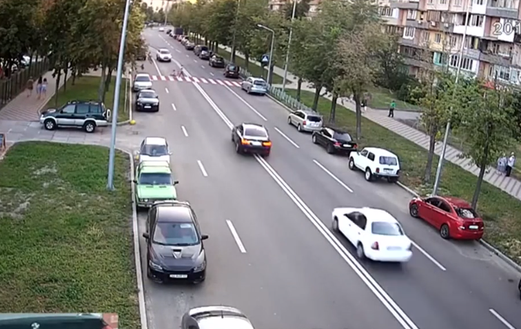 Водій BMW, який протаранив три автівки у Києві, за кілька годин до ДТП здійснив ще ряд грубих порушень ПДР / скріншот