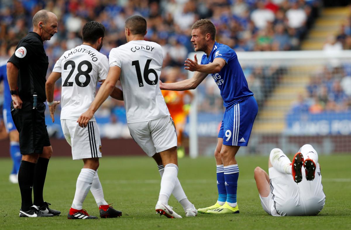 Форвард "Лестера" Джеймі Варді (у синьому) отримав 3-матчеву дискваліфікацію в Англії / REUTERS