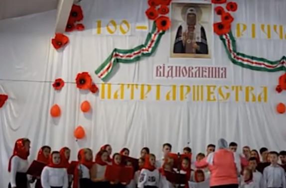 Більше ніж півтисячі дітей зібралися на фестиваль в селі Онишківці / скріншот відео ТСН Більше ніж півтисячі дітей зібралися на фестиваль в селі Онишківці / скріншот відео ТСН