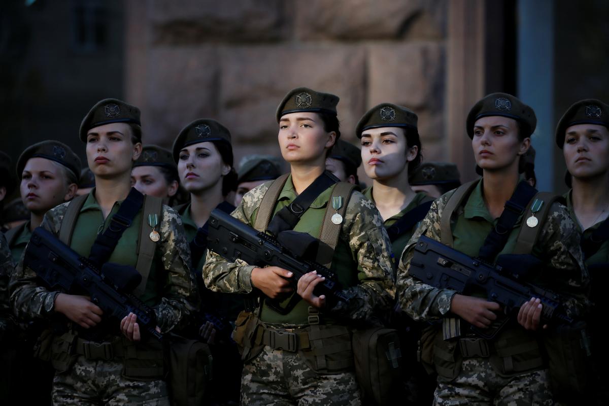 У Міноборони також прокоментували штрафи до жінок, які мають стати на військовий облік / фото: REUTERS