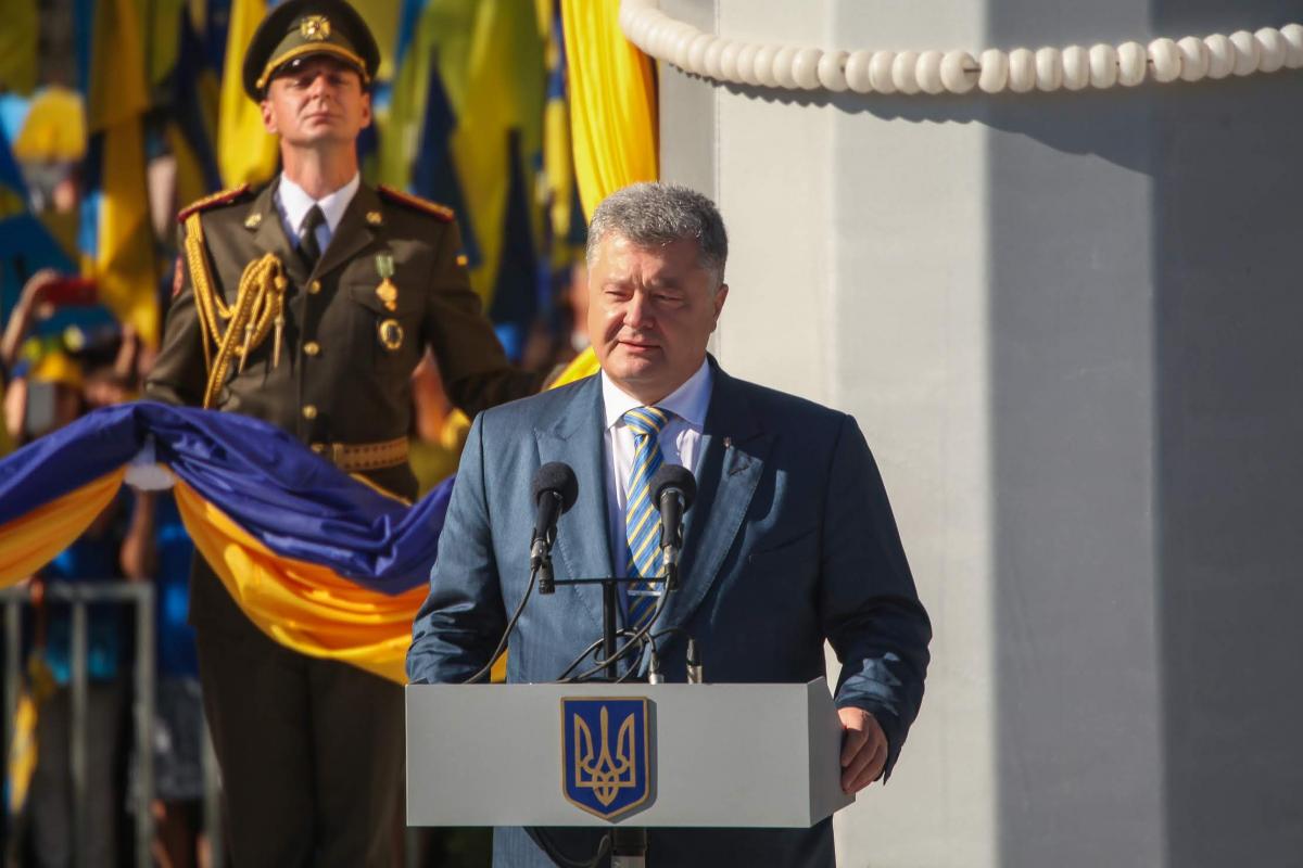 Петро Порошенко і Валентин Резніченко у Дніпрі підняли найбільший прапор України на рекордну 72-метрову висоту Петро Порошенко і Валентин Резніченко у Дніпрі підняли найбільший прапор України на рекордну 72-метрову висоту