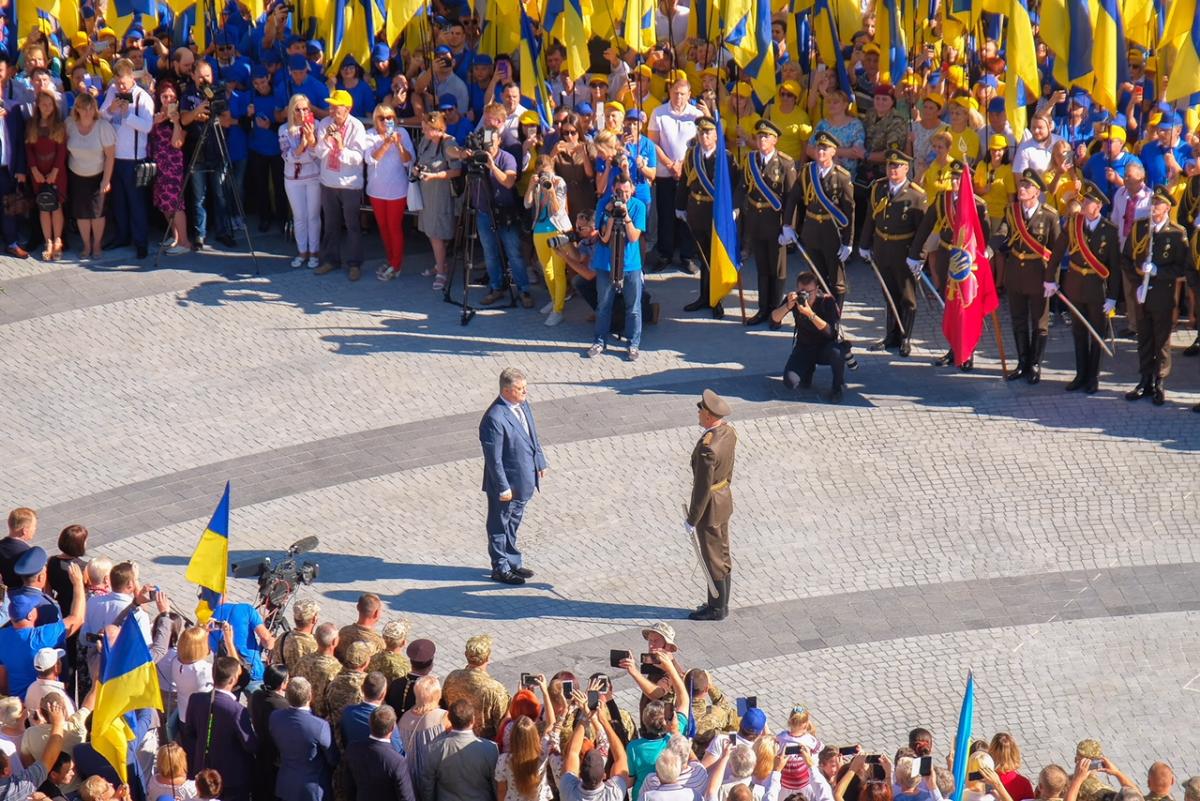 Петро Порошенко і Валентин Резніченко у Дніпрі підняли найбільший прапор України на рекордну 72-метрову висоту Петро Порошенко і Валентин Резніченко у Дніпрі підняли найбільший прапор України на рекордну 72-метрову висоту