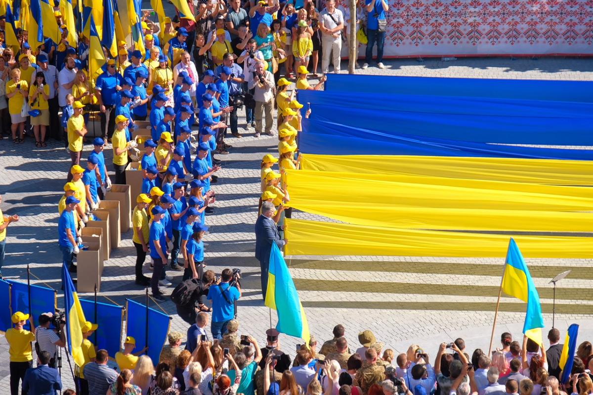 Петро Порошенко і Валентин Резніченко у Дніпрі підняли найбільший прапор України на рекордну 72-метрову висоту Петро Порошенко і Валентин Резніченко у Дніпрі підняли найбільший прапор України на рекордну 72-метрову висоту