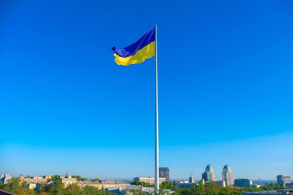 Петро Порошенко і Валентин Резніченко у Дніпрі підняли найбільший прапор України на рекордну 72-метрову висоту Петро Порошенко і Валентин Резніченко у Дніпрі підняли найбільший прапор України на рекордну 72-метрову висоту