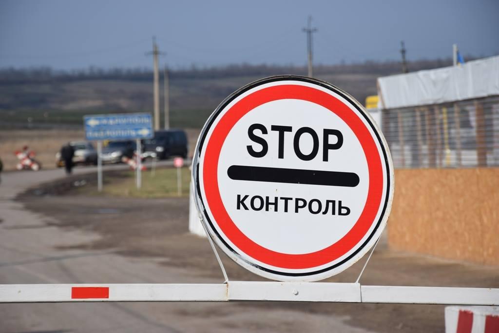 На Донбассе и в Крыму через КПВВ будут пропускать только по украинской регистрации / фото facebook.com/pressjfo.news