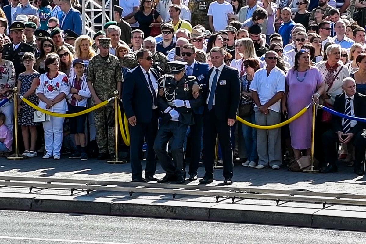 Солдат почесної варти втратив свідомість / фото kiev.informator.ua Солдат почесної варти втратив свідомість / фото kiev.informator.ua