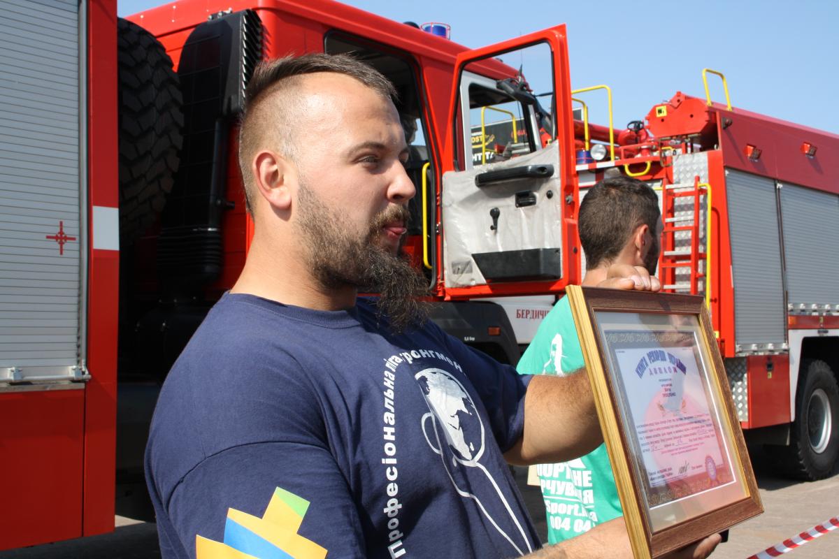 В Житомире в День Независимости установили национальный рекорд с тяги пожарных авто на максимальное расстояние (фото)