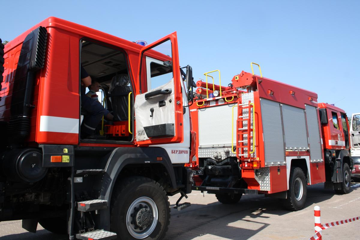 В Житомире в День Независимости установили национальный рекорд с тяги пожарных авто на максимальное расстояние (фото)