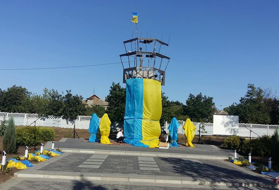 У Доброславе сьогодні відкрили пам'ятник захисникам України / фото Людмила Прокопечко У Доброславе сьогодні відкрили пам'ятник захисникам України / фото Людмила Прокопечко