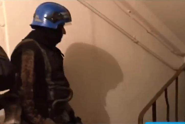 Криворізькі рятувальники застрягли в ліфті, коли приїхали на виклик поліції / Скріншот - Facebook - Первый Криворожский Криворізькі рятувальники застрягли в ліфті, коли приїхали на виклик поліції / Скріншот - Facebook - Первый Криворожский