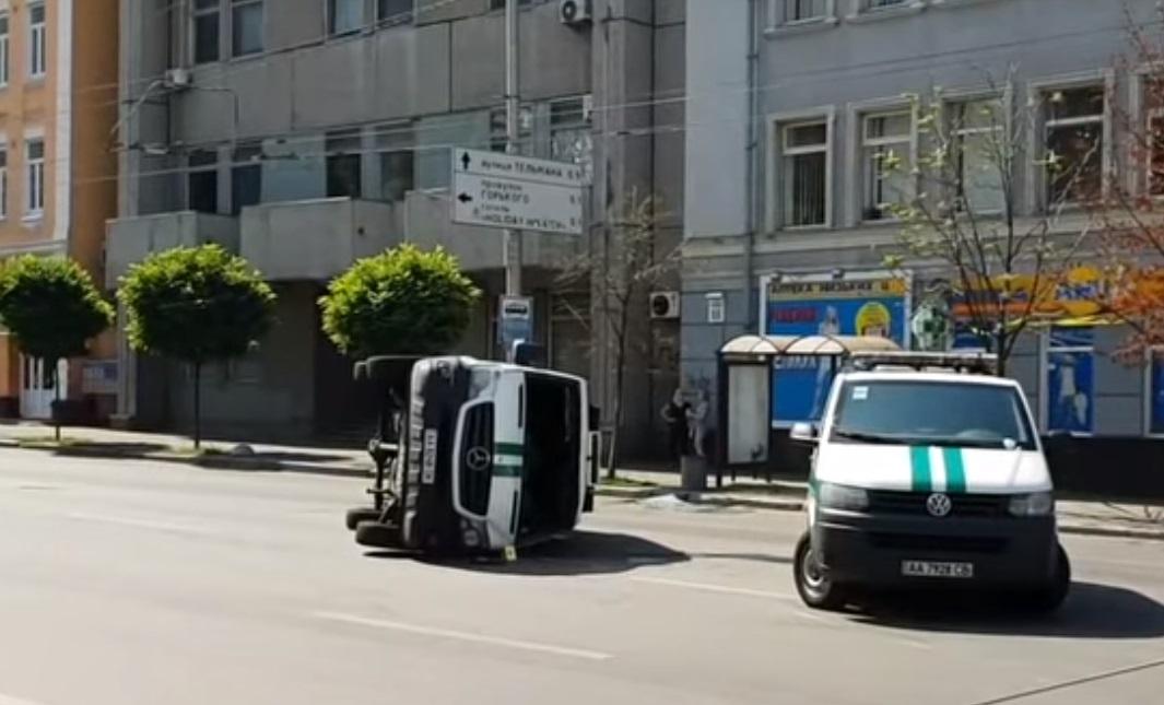 У центрі Києва перекинувся інкасаторський автобус / скріншот - Youtube - dtp.kiev.ua У центрі Києва перекинувся інкасаторський автобус / скріншот - Youtube - dtp.kiev.ua