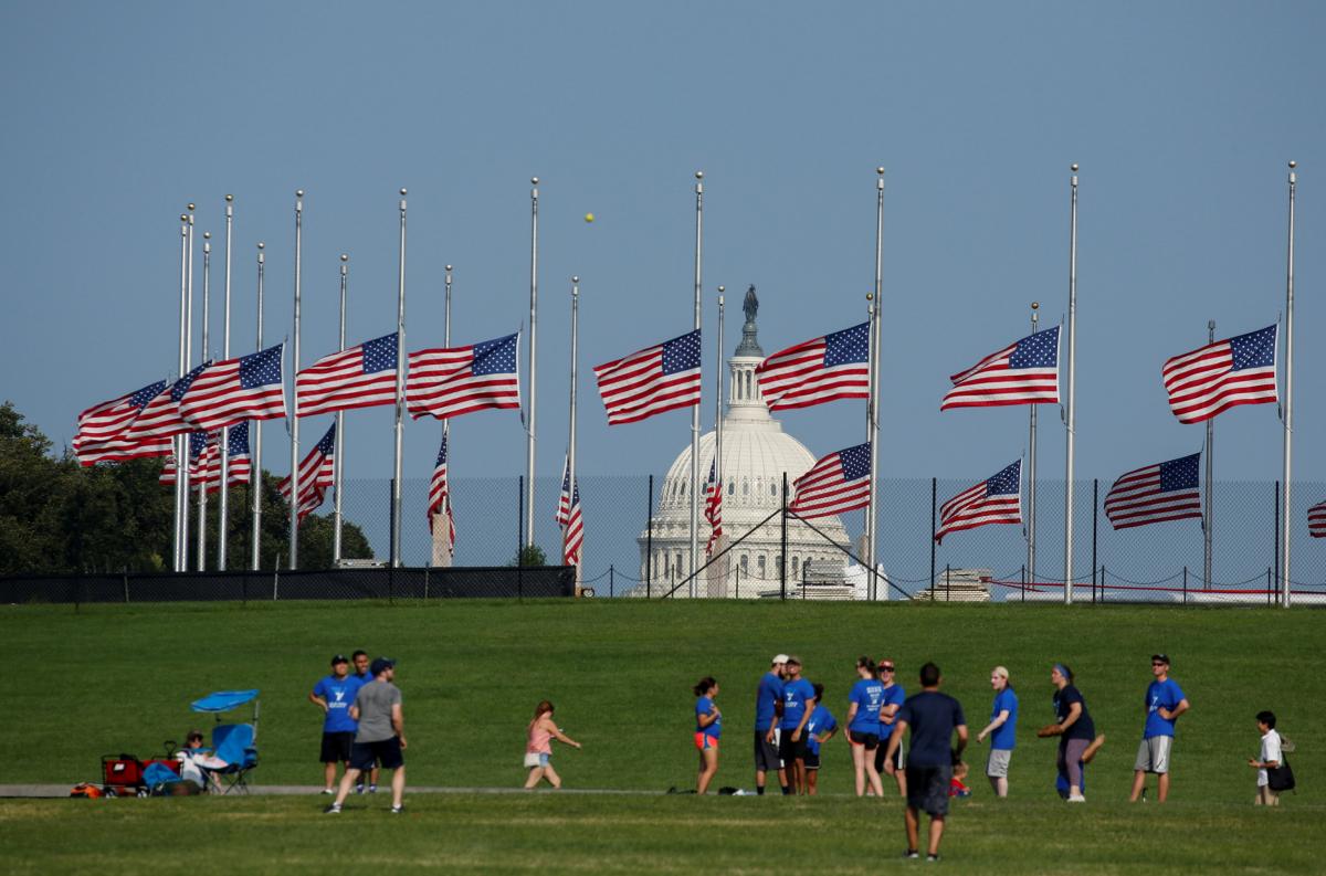 Приспущенные флаги в США / REUTERS