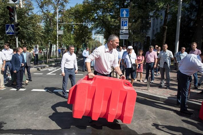 На Леонтовича обустроена зона для парковки автомобильного транспорта / фото kiev.klichko.org На Леонтовича обустроена зона для парковки автомобильного транспорта / фото kiev.klichko.org