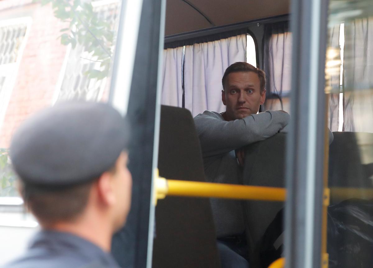 В прошлом году Навального арестовали за шествие в поддержку журналиста Голунова на десять суток / REUTERS