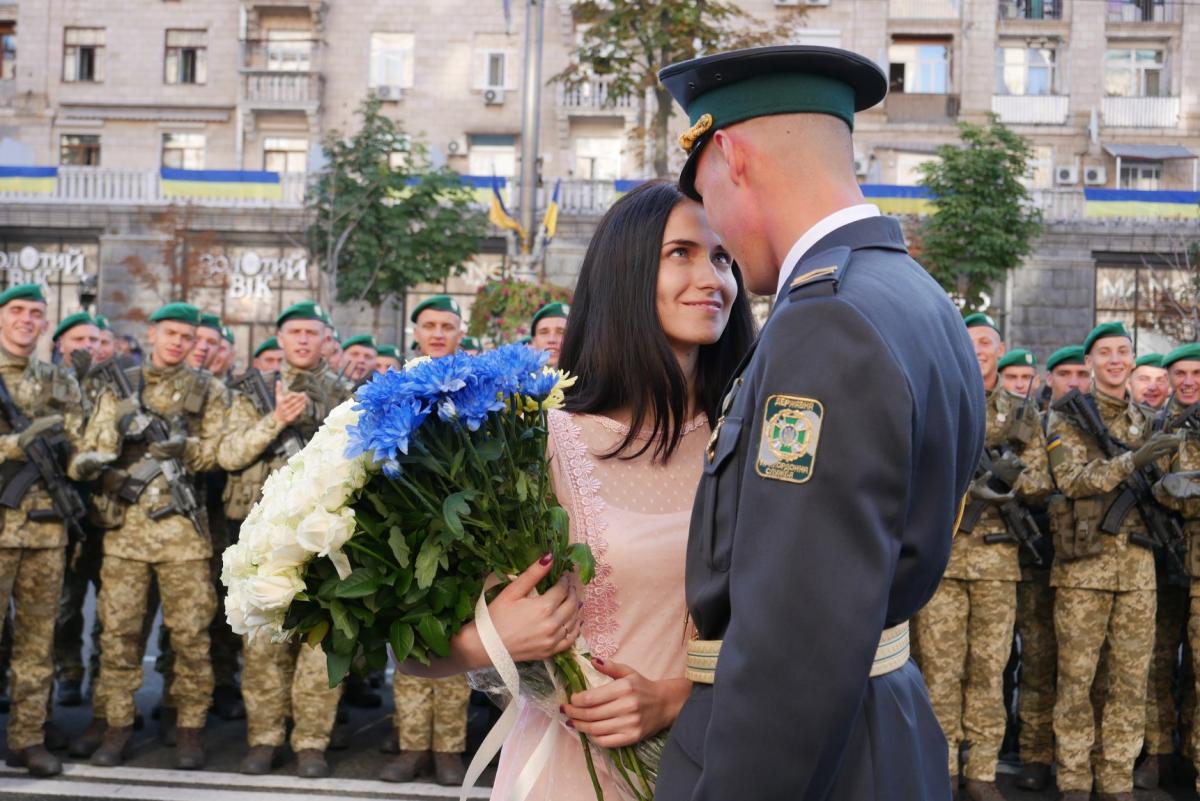Курсант-пограничник сделал незабываемое предложение девушке в День Независимости / фото: Facebook, Государственная пограничная служба Украины - Руслан Молодецкий Курсант-пограничник сделал незабываемое предложение девушке в День Независимости / фото: Facebook, Государственная пограничная служба Украины - Руслан Молодецкий