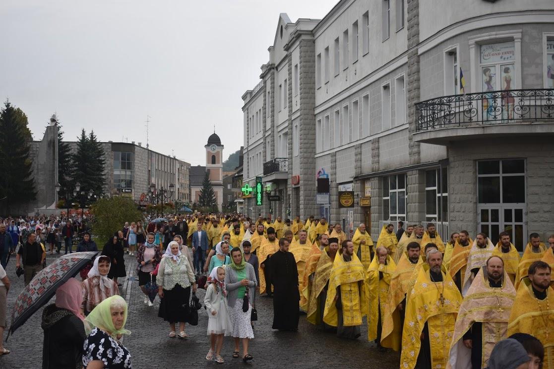 Вулицями Хуста з молитовними піснеспівами пройшли священство з мирянами / orthodoxkhust.org.ua