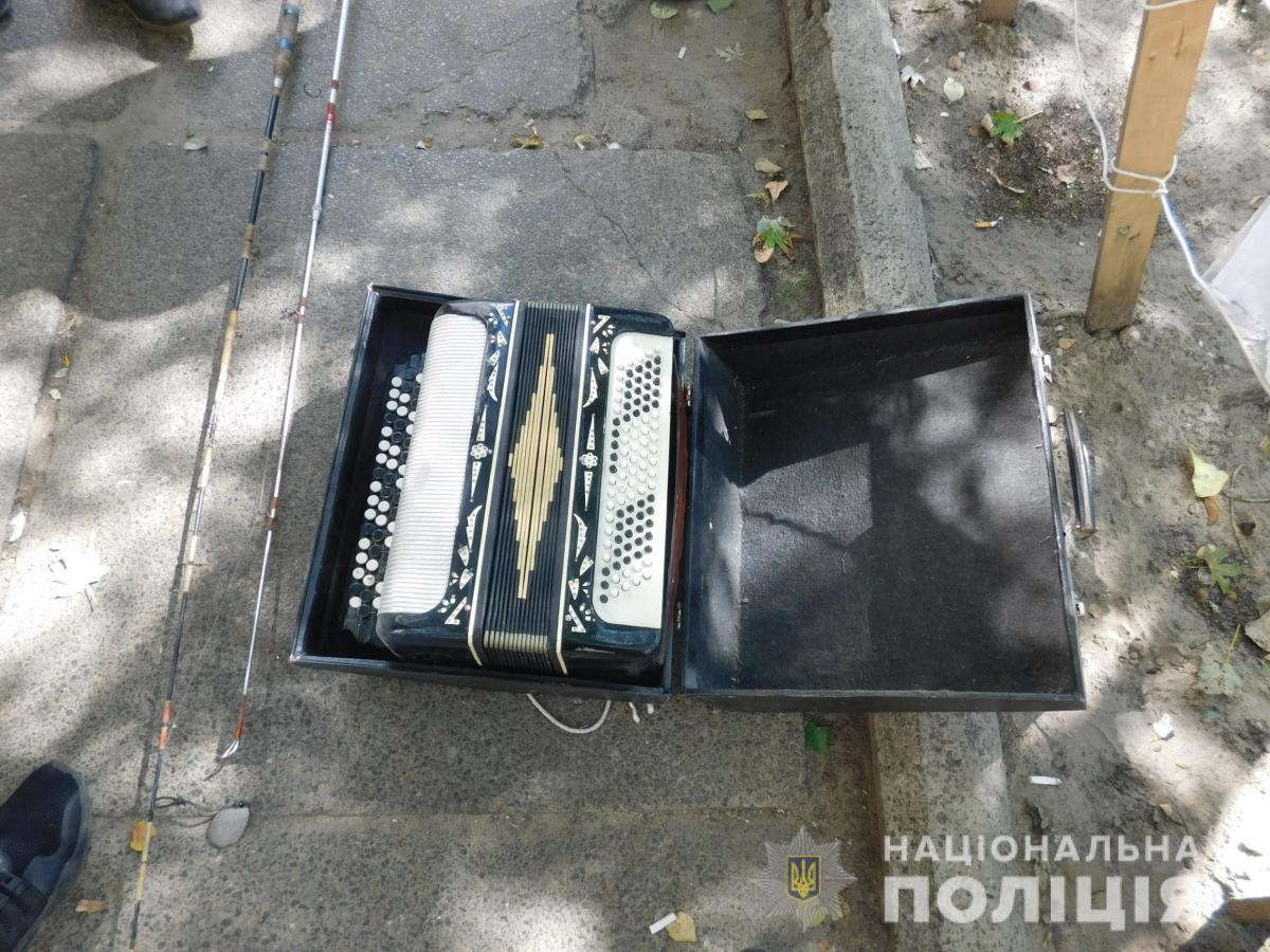 Злочинці викрали баян / поліція Києва Злочинці викрали баян / поліція Києва