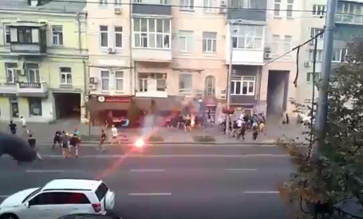 Потасовка между футбольными фанатами в Печерском районе попала на видео / Скриншот - Youtube UltrasTV