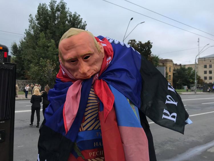 Чучело президента РФ сожгли в годовщину Иловайского котла / фото dn.depo.ua Чучело президента РФ сожгли в годовщину Иловайского котла / фото dn.depo.ua