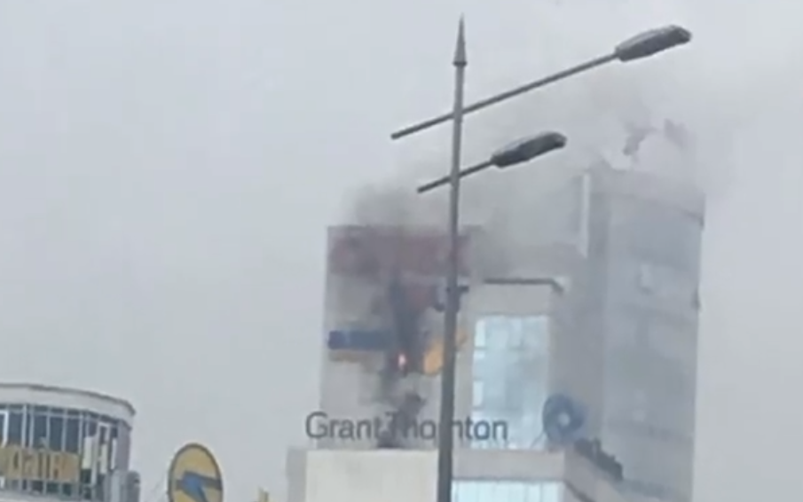 Возле станции метро "Бориспольская" загорелся бизнес-центр / скриншот видео dtp.kiev.ua